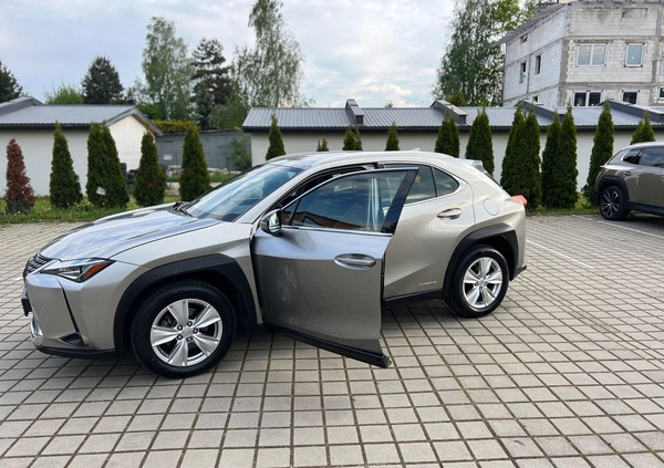 Lexus UX cena 103999 przebieg: 89000, rok produkcji 2021 z Rzeszów małe 562